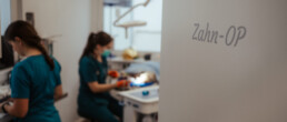 Einblick in den Zahn-OP